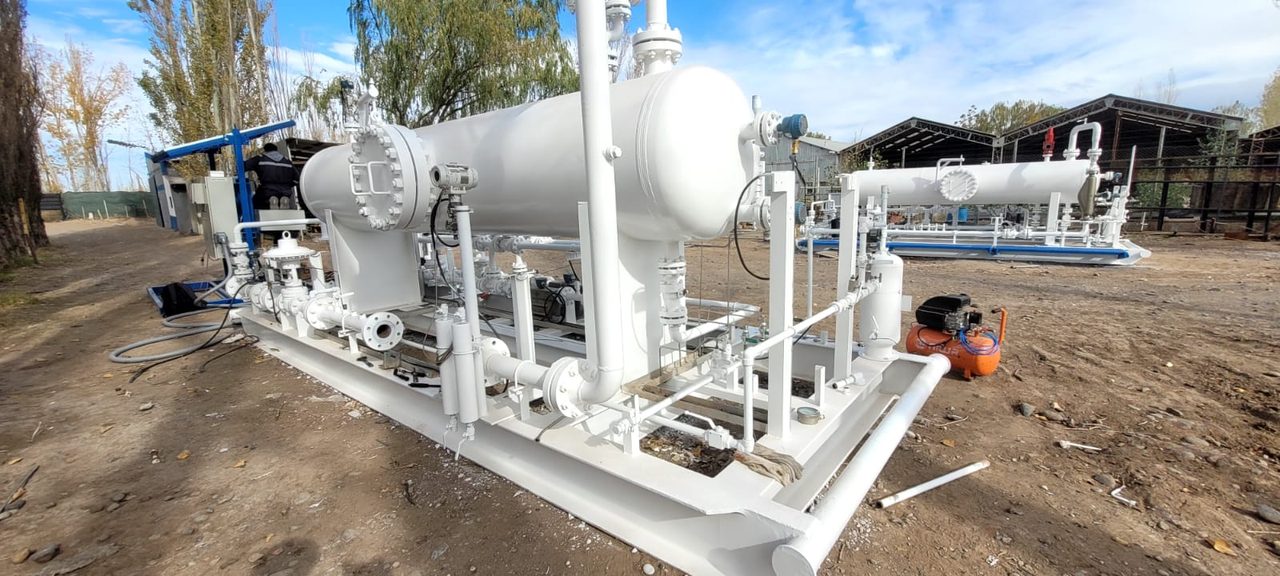 Instalacion de superficie con skid de produccion en la cuenca neuquina