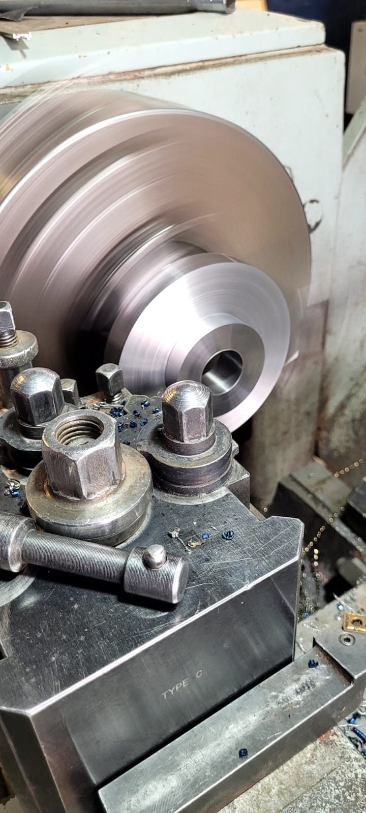 Mecanizado de una pieza cilíndrica en el torno del taller de Valquen