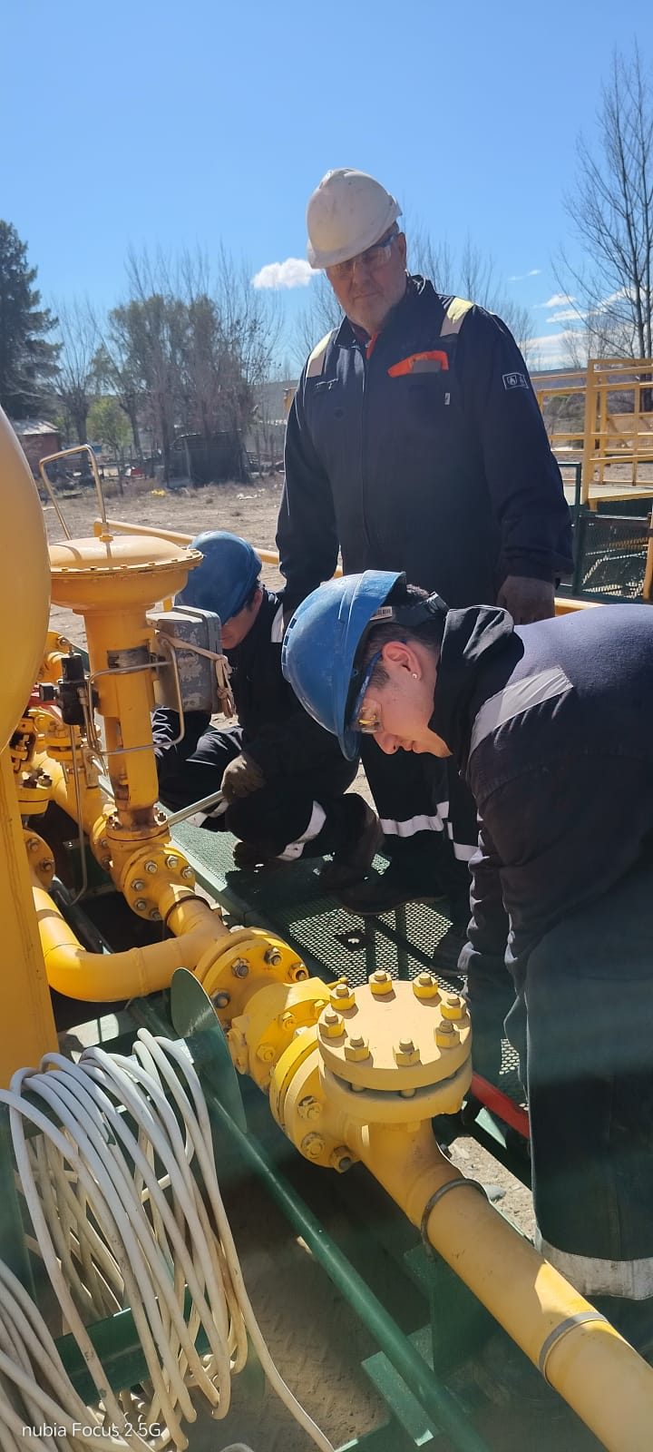 Técnicos de Valquen trabajando sobre un colector de válvulas en una instalación de superficie